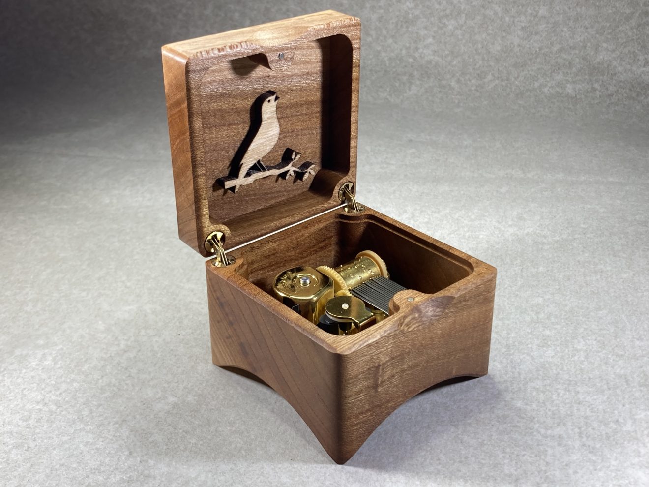 Music box Robin Wind-up with Nightingale. Elm from Westmaas (Mariënhof)