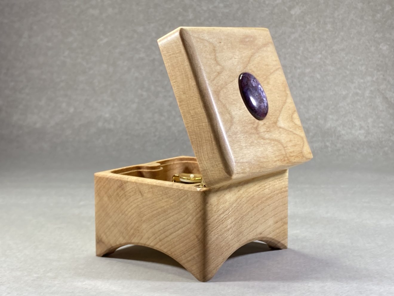 Music box Robin Wind-up with Ruby. Maple from 1901 Utrecht (Manenburg)