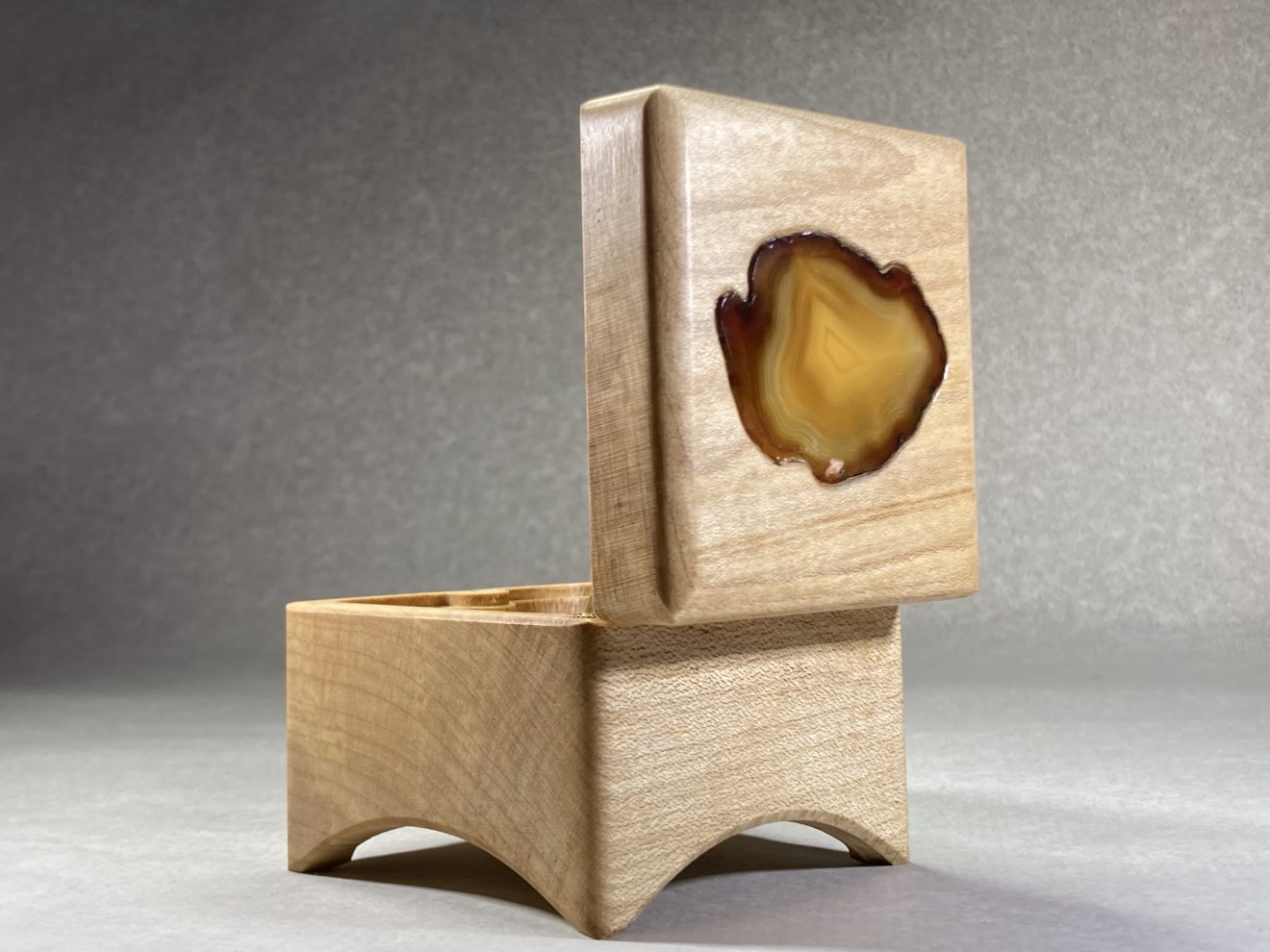 Music box Robin Opwind with Agate. Maple from 1901 Utrecht (Manenburg)